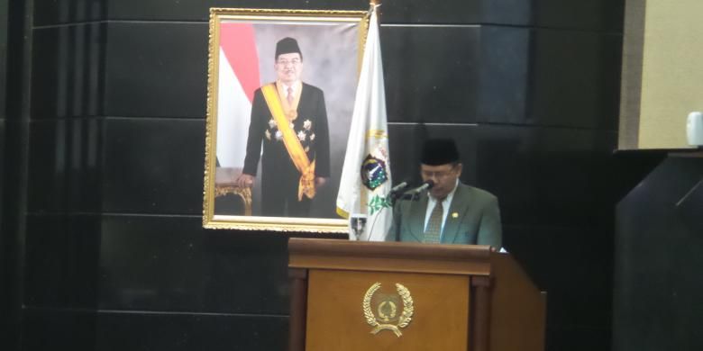 Ketua Komisi E DPRD DKI Jakarta Pantas Nainggolan saat membacakan tanggapan DPRD terhadap laporan kegiatan pertanggungjawaban (LKPJ) Pemerintah Provinsi DKI pada tahun 2014 pada rapat paripurna yang digelar di Gedung DPRD DKI, Kamis (23/4/2015) 