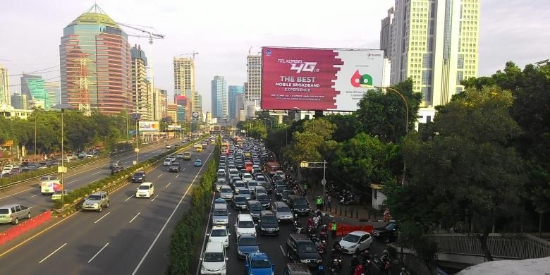 Kondisi Jalan Gatot Soebroto terpantau dari jembatan Semanggi, Kamis (23/4/2015).