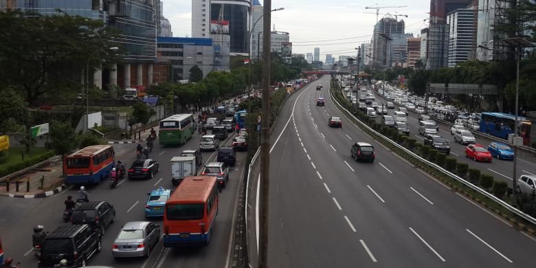 Kemacetan di Jalan Jenderal Gatot Subroto imbas dari penutupan Tol Cawang, Jumat (24/4/2015).