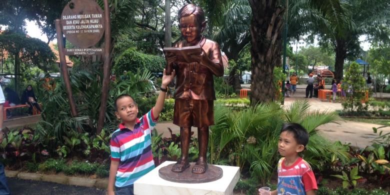 Patung Abdurrahman Wahid atau Gus Dur semasa kecil di Taman Amir Hamzah, Menteng, Jakarta Pusat, diresmikan Sabtu (25/4/2015) siang.