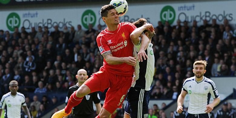 Dejan Lovren berduel udara pada laga antara West Bromwich Albion dan Liverpool, Sabtu (25/4/2015). 