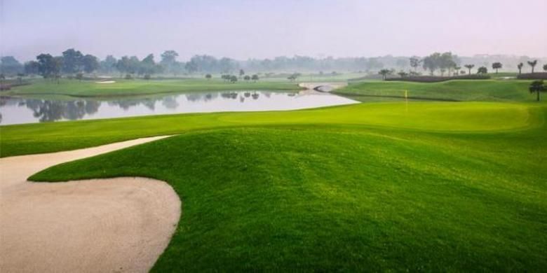 Golf course atau lapangan golf di Royale Jakarta Golf Club, Jakarta. 