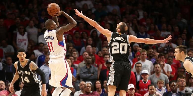 Pemain Los Angeles Clippers, Jamal Crawford (11), bersiap melakukan tembakan melewati pemain San Antonio Spurs, Manu Ginobili, pada laga kelima babak play-off NBA di Staples Center, Los Angeles, Selasa (28/4/2015). Spurs menang 111-107.