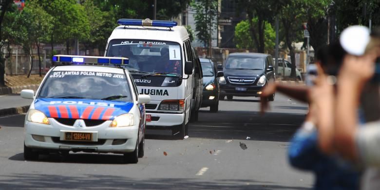 Iring-iringan mobil yang membawa jenazah dua terpidana mati kasus penyelundupan narkoba oleh kelompok Bali Nine asal Australia, Myuran Sukumaran dan Andrew Chan, tiba di Rumah Duka Abadi, Jakarta Barat, Rabu (29/4/2015). Delapan orang terpidana mati kasus narkotika dieksekusi mati dini hari tadi di Lembaga Pemasyarakatan Nusakambangan, Cilacap, Jawa Tengah. KOMPAS IMAGES/KRISTIANTO PURNOMO