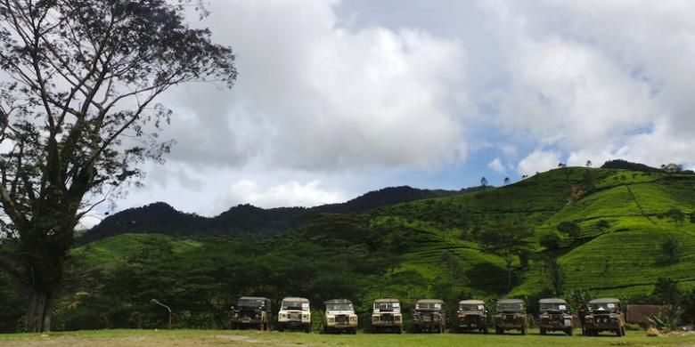 Deretan mobil jip terparkir di halaman Pabrik Teh Dewata, Gunung Tilu, Ciwidey, Jawa Barat, Rabu (29/4/2015). Alternatif transportasi untuk dapat mencapai kawasan perkebunan selain kendaraan pribadi adalah menyewa mobil jip.