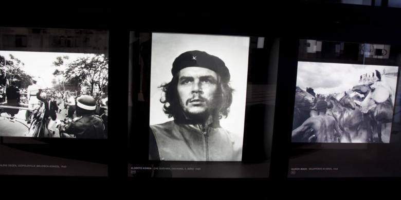 Siapa yang tak kenal dengan foto wajah Che Guevara. Foto itu diambil dengan menggunakan kamera Leica. Pengunjung menyaksikan galeri sejumlah foto legendaris yang diambil dengan kamera Leica.
