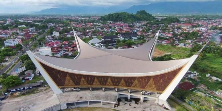 Masjid Raya Sumatera Barat. Foto karya Emil B yang masuk dalam 10 nominator berdasar pilihan juri.