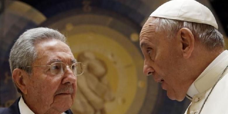 Paus Fransiskus bertemu dengan Presiden Kuba Raul Castro dalam pertemuan tertutup di Vatikan, 10 Mei 2015.