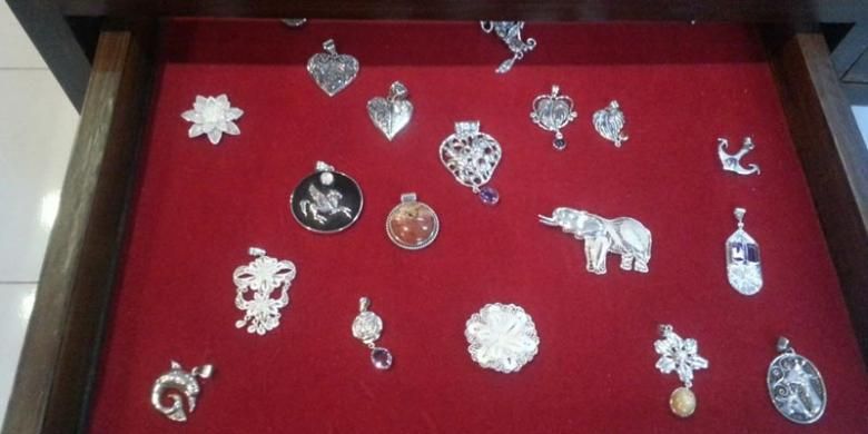 Beragam koleksi aksesoris Priyo Salim Silver Jewelry di Kotagede, DI Yogyakarta.