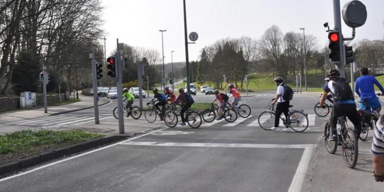 Perlu hati-hati dan waspada saat bersepeda di Kota Brussel karena para pengendara mobil di kota ini sering melupakan para pesepeda.
