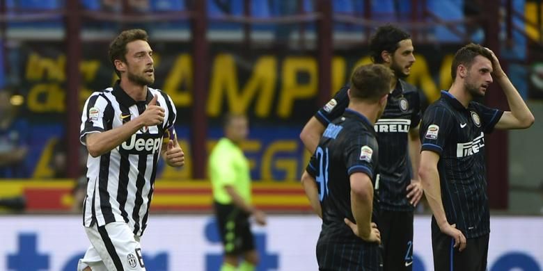 Gelandang Juventus, Claudio Marchisio, merayakan golnya ke gawang Inter Milan dalam lanjutan Serie-A di Stadion Giuseppe Meazza, Sabtu (16/5/2015).