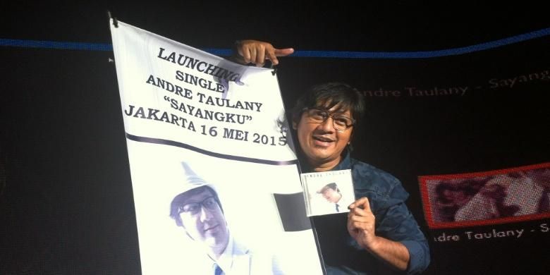 Andre Taulany diabadikan dalam acara peluncuran single Sayangku, yang dinyanyikannya, di Kuningan City, Jakarta Selatan, Sabtu (16/5/2015).