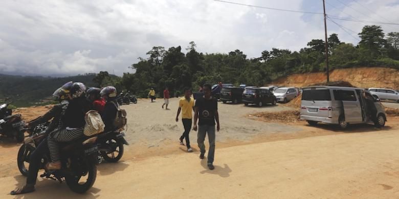 Kendaraan para wisatawan memadati pelataran parkir yang tersedia di Kawasan Wisata Puncak Bukit Mandeh, Kecamatan Koto XI Tarusan, Pesisir Selatan, Sumatera Barat, Kamis (14/5/2015). Puncak Bukit Mandeh merupakan salah satu objek wisata yang dapat dikunjungi di Kawasan Wisata Mandeh.