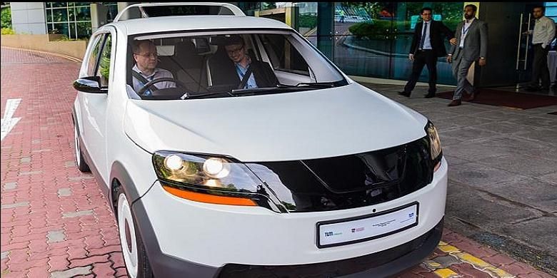 Mobil nasional Singapura berupa mobil listrik bernama EVA.