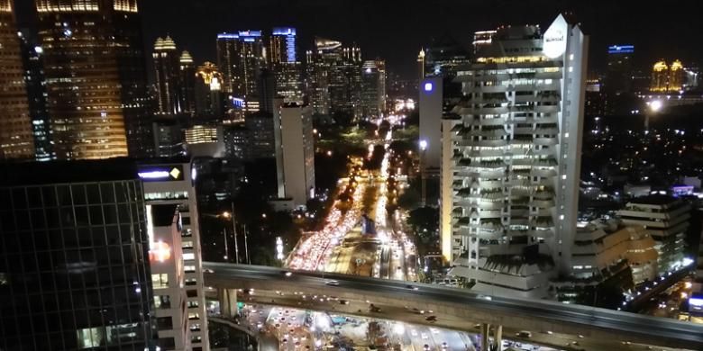 Hasil foto malam hari menggunakan Oppo N3 dari atas gedung pencakar langit Jakarta diambil oleh Arieffandy seorang Rooftoppers. 