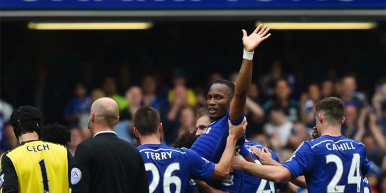 Para pemain Chelsea menggendong dan mengarak Didier Drogba ketika dia ditarik keluar dalam laga terakhir Premier League melawan Sunderland di Stamford Bridge, Minggu (24/5/2015).