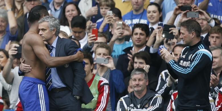 Didier Drogba (tak mengenakan baju) bersalaman dengan manajer Chelsea Jose Mourinho setelah ditarik keluar dalam laga terakhir Premier League melawan Sunderland di Stamford Bridge, Minggu (24/5/2015). Ini menjadi laga terakhir Drogba bersama Chelsea karena musim depan dia meninggalkan The Blues.