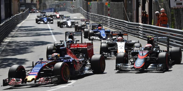 Pebalap Scuderia Toro Rosso asal Belanda, Max Verstappen (kiri), memacu mobilnya di depan pebalap McLaren, Jenson Button, pada GP Monaco di Sirkuit Monte Carlo, Minggu (24/5/2015).