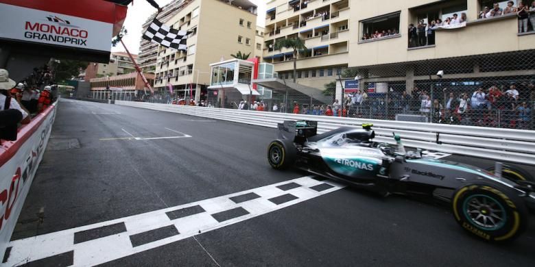 Pebalap Mercedes asal Jerman, Nico Rosberg, melintasi garis finis pada balapan GP Monaco di Sirkuit Monte Carlo, Minggu (24/5/2015).