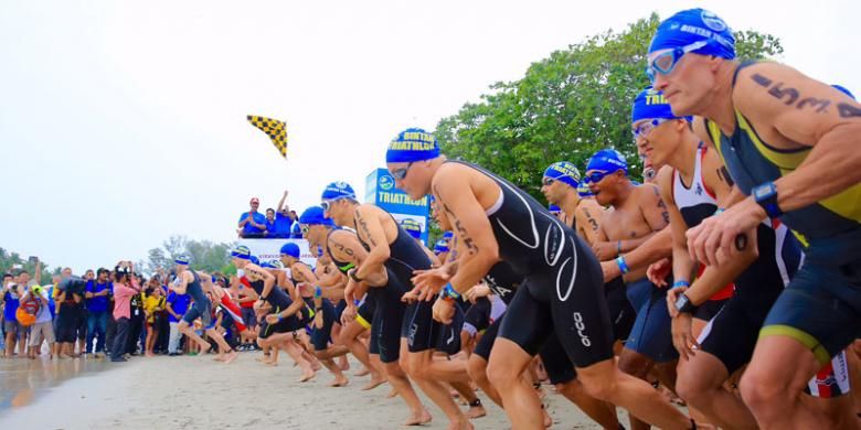 Menteri Pariwisata Arief Yahya melepas peserta Bintan Triathlon 2015 di kawasan Lagoi, Pulau Bintan, Provinsi Kepulauan Riau, Sabtu (23/5/2015). Bintan Triathlon 2015 diikuti 1.200 peserta dari 46 negara.