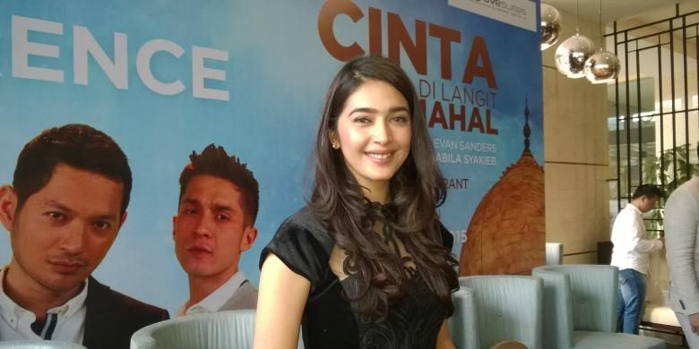 Nabila Syakieb berpose ketika hadir dalam konferensi pers sinetron seri yang ia bintangi, Cinta di Langit Taj Mahal, di kawasan Epicentrum, Kuningan, Jakarta Selatan, Kamis (28/5/2015).