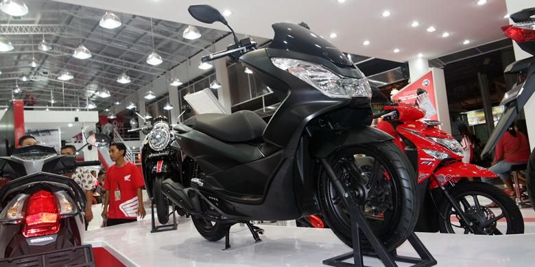 Varian warna baru Honda PCX, Masterpiece Matte Black, akhirnya diperkenalkan untuk publik di booth diler utama Honda, Wahana Makmur Sejati (WMS), di Jakarta Fair Kemayoran 2015, Jumat (29/5/2015).