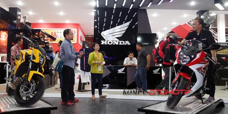 Booth Honda milik Wahana Makmur Sejati memamerkan Honda CB 650F (kiri) dan CBR 650F di Jakarta Fair Kemayoran 2015. 