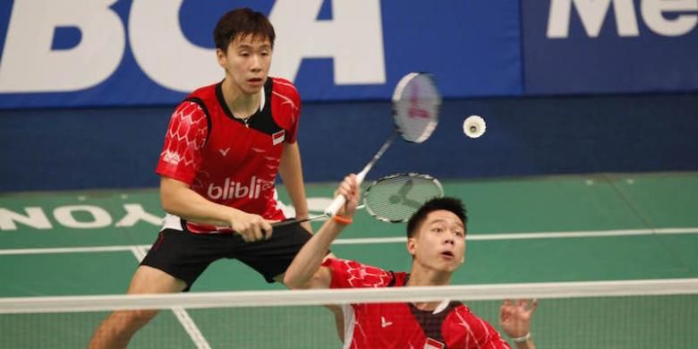 Pasangan ganda putra Indonesia, Marcus Fernaldi Gideon/Kevin Sanjaya Sukamuljo, bertahan dari serangan ganda Taiwan, Lin Chia Yu/Hsiao-Lin Wu, pada babak pertama BCA Indonesia Open Superseries Premier 2015 di Istora, Senayan Jakarta. Marcus/Kevin menang 21-12, 21-14.