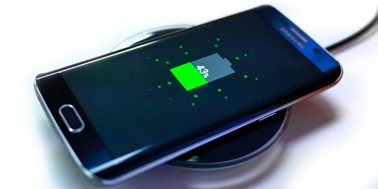 Galaxy S6 Edge mengisi baterai di atas aksesori wireless charging pad