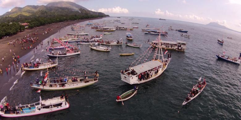 Parade Kebangsaan di Kota Ende, Flores, Nusa Tenggara Timur, Senin (1/6/2015), digelar dalam rangka memperingati Hari Lahir Pancasila 1 Juni.