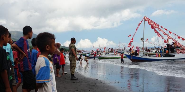 Parade Kebangsaan di Kota Ende, Flores, Nusa Tenggara Timur, Senin (1/6/2015), digelar dalam rangka memperingati Hari Lahir Pancasila 1 Juni.