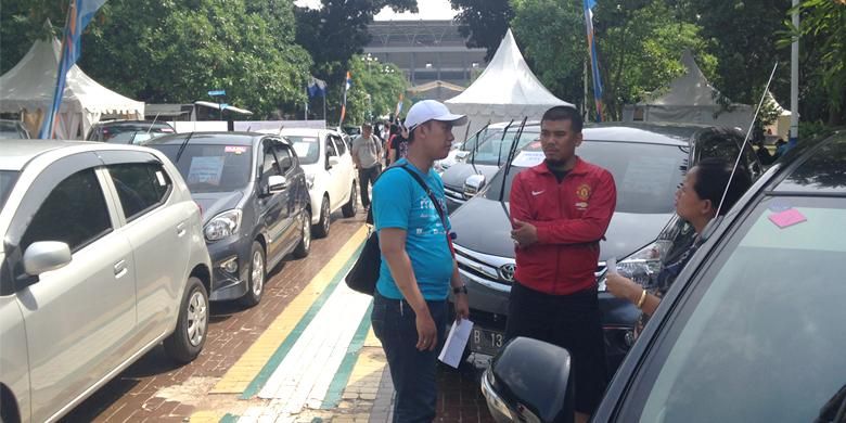 Sales Mobil88 sedang menawarkan produk kepada konsumen yang hadri di acara Weekend Surprise 2015