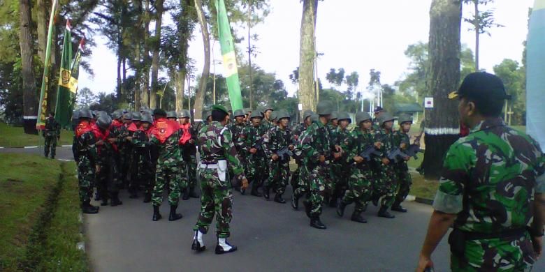 Para prajurit TNI Angkatan Darat mengikuti lomba peleton tangkas di Komplek Akmil Magelang, Selasa (9/8/2015).