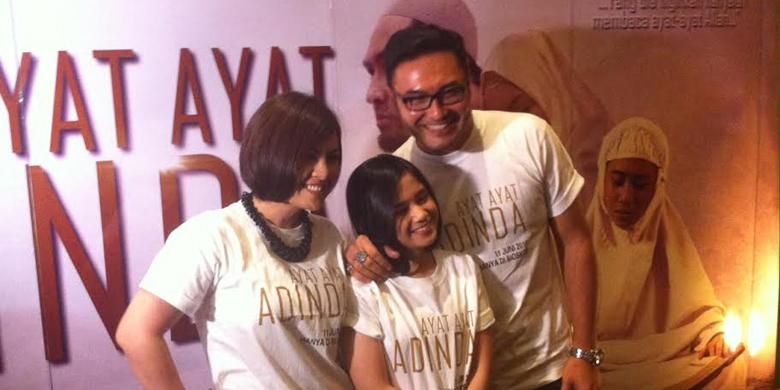 Cynthia Lamusu (kiri), Tissa Biani Azzahra, dan Surya Saputra (kanan) hadir dalam acara penayangan perdana film Ayat-ayat Adinda, di Epicentrum Walk, Kuningan, Jakarta Selatan, Senin (8/6/2015).