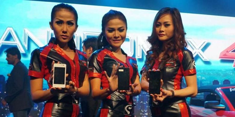 Model memamerkan ponsel 4G LTE pertama Smartfren yang menjalankan custom ROM Cyanogen 12 berbasis sistem operasi Android 5.0 Lollipop di Jakarta, Selasa (9/6/2015).