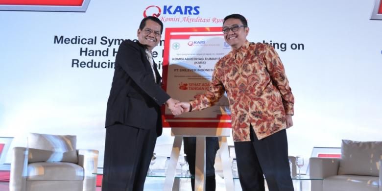 Sancoyo Antariks (kanan), Governance & Corporate Affairs Director and Corporate Secretary PT Unilever Indonesia, Tbk. berjabat tangan dengan Dr. Sutoto, Mkes selaku ketua PERSI (kiri).