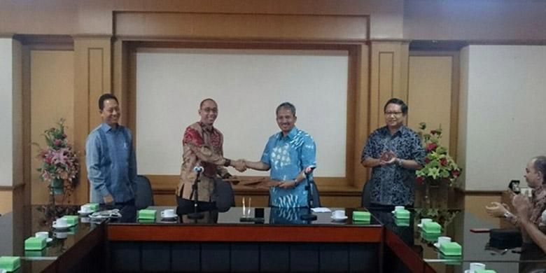 Muhammad Al Abdullah, CEO Garansindo Group dan Joni Hermana, Rektor ITS Surabaya menandatangani MoU kerjasa sama, di Surabaya, Rabu (10/6/2015)