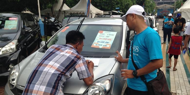 Sales mobil88 sedang memproses calon pembeli yang datang di acara Weekend Surprise Mobil88 di Senayan, Minggu (7/6/2015)