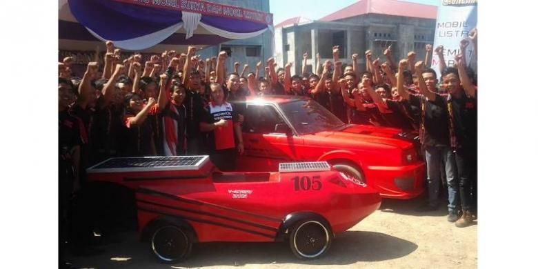 Mobil tenaga listrik dan mobil tenaga surya hasil rakitan mahasiswa Politeknik Kota Kediri, Jawa Timur, Minggu (14/6/2015).