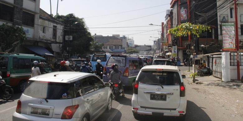 Kondisi lalu lintas di jalur menuju Pintu Tol Pasteur, Bandung, Sabtu (13/6/2015).