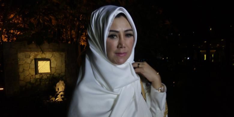 Ibunda Raffi Ahmad, Amy Qanita, diabadikan ketika menghadiri acara syukuran tujuh bulan kandungan menantunya, Nagita Slavina, di Hotel Shangri-La, Jakarta Pusat, Minggu (14/6/2015).