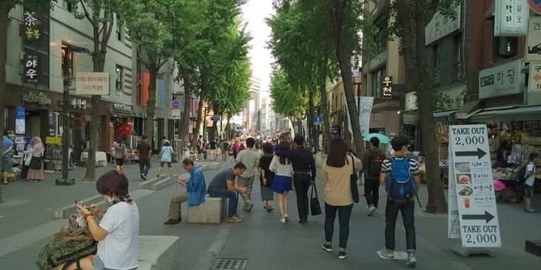 Pemandangan kawasan pedestrian pusat penjualan barang kerajinan di Insadong, Seoul, pada Sabtu (6/6/2015). 