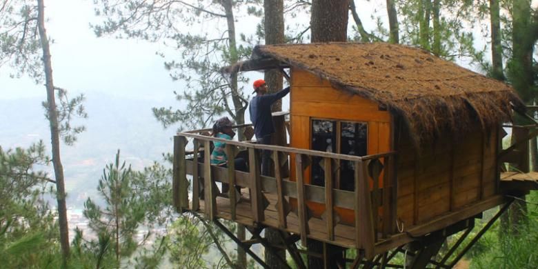 Omah Kayu merupakan salah satu alternatif wisata dengan biaya murah untuk menikmati pemandangan Kota Batu, Jawa Timur dari atas rumah pohon.