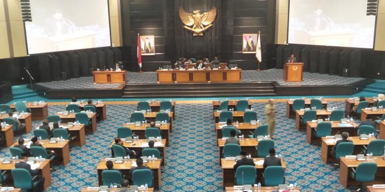 Rapat paripurna DPRD DKI Jakarta dengan agenda penyampaian pandangan umum fraksi-fraksi terhadap Raperda tentang Kepariwisataan dan Raperda tentang Pelestarian Kebudayaan Betawi, di Gedung DPRD DKI, Selasa (16/6/2015)