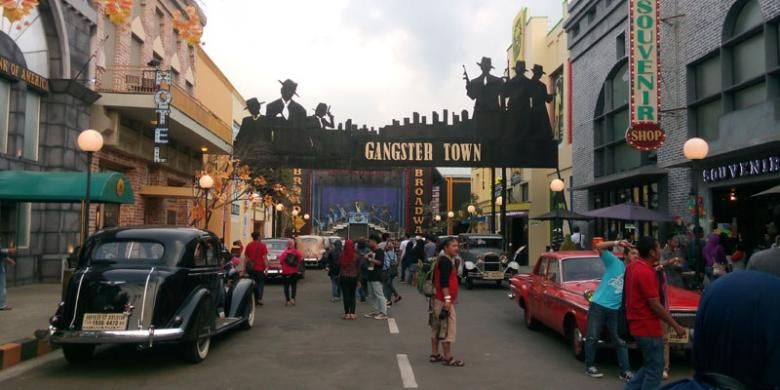 Suasana Gangster Town yang menjadi favorit para pengunjung untuk berfoto di Museum Angkut di Batu, Malang, Jatim.