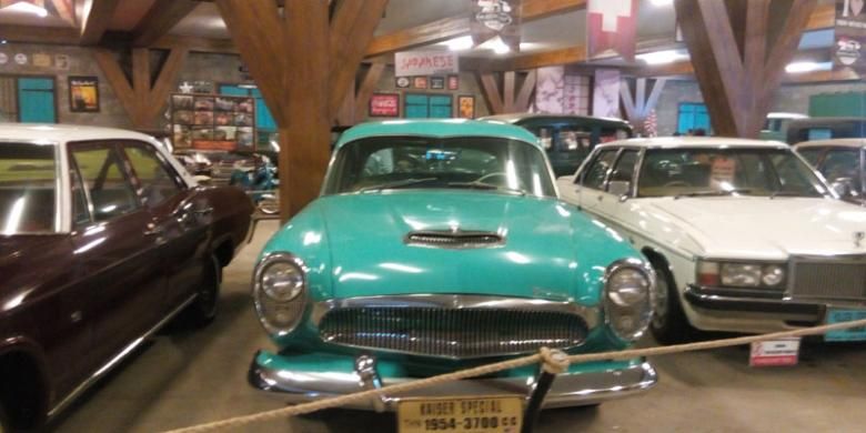 Mobil antik yang dipamerkan di Zona Amerika, Museum Angkut di Batu, Malang, Jawa Timur.