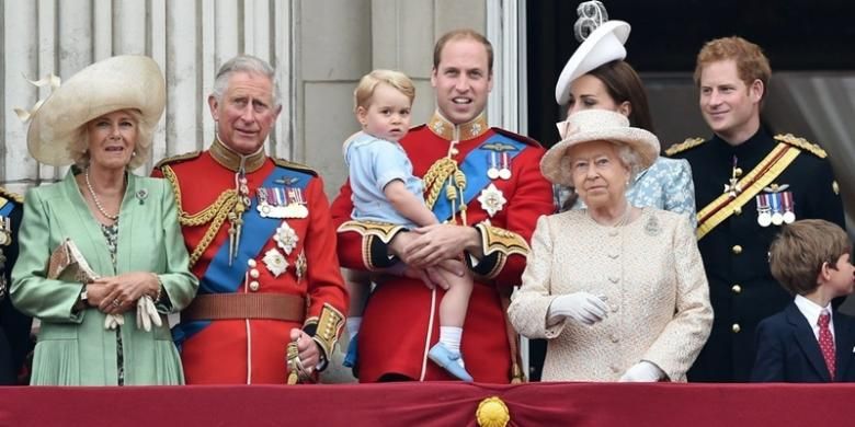 Pose terbaru keluarga Kerajaan Inggris di atas balkon Buckhingham Palace terbaru.