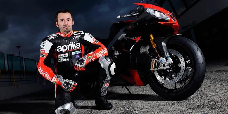 Di usianya yang menginjak 43 tahun, Max Biaggi kembali geber Aprilia RSV4 di dua seri WSBK 2015.