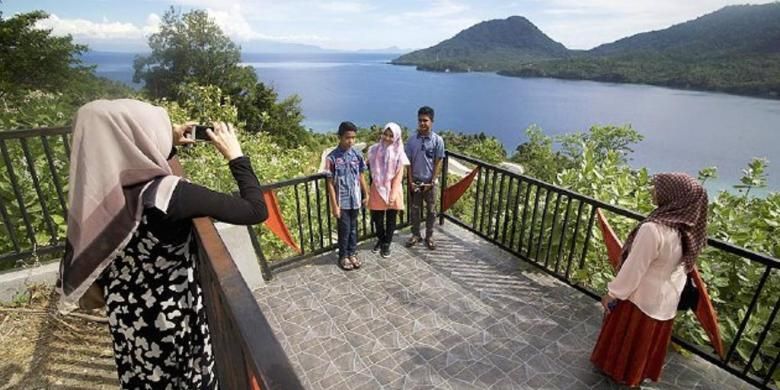 Wisatawan menikmati keindahan alam Teluk Balohan, Kota Sabang, Aceh, Selasa (9/6). Masyarakat meminta pemerintah mempercepat pembangunan infrastruktur pariwisata di Sabang agar menjadi titik awal gerbang pariwisata nasional yang hakiki dan meningkatkan partisipasi mereka untuk bersama-sama membangun pariwisata di sana.