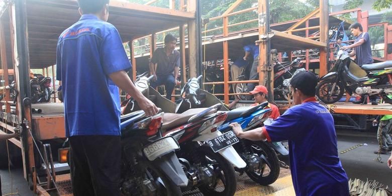 Truk pengangkut sepeda motor mudik